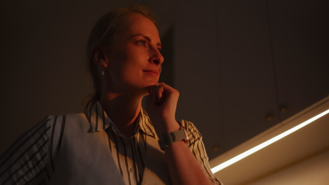 mujer pensativa mirando los rayos del sol