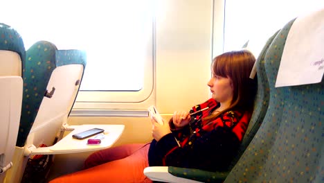 la chica en el vagón del tren de alta velocidad.