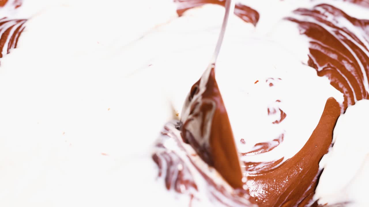 초콜릿과 우유가 회전하는 패턴으로 혼합됩니다.