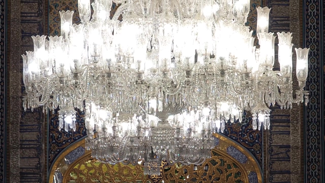 Lampadario di cristallo ornato appeso in una moschea tradizionale