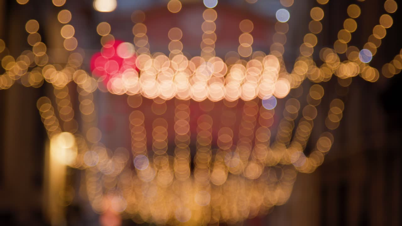 Gule slørede julelysrækker med flimrende hvide og røde lys