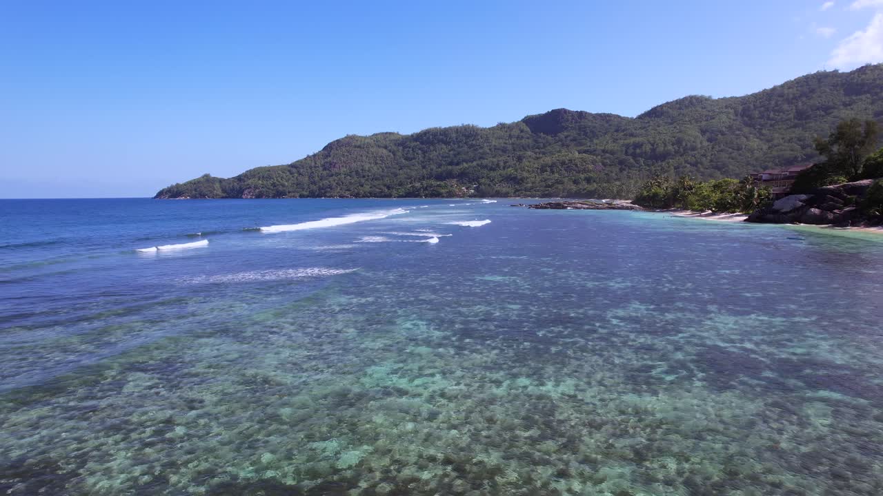 dron volador lento a través de anse forbans beach mahe seychelles