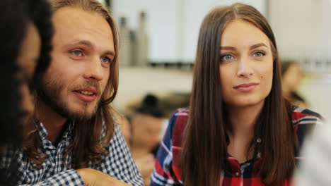 nahaufnahme einer multiethnischen gruppe von freunden, die kaffee trinken und lachend an einem tisch in einem café sitzen