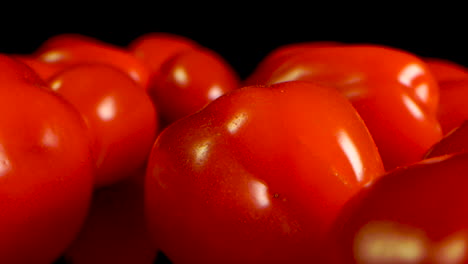 Extreme-Nahaufnahme-Von-Roten-Kirschtomaten-Auf-Einem-Schwarzen-Tisch