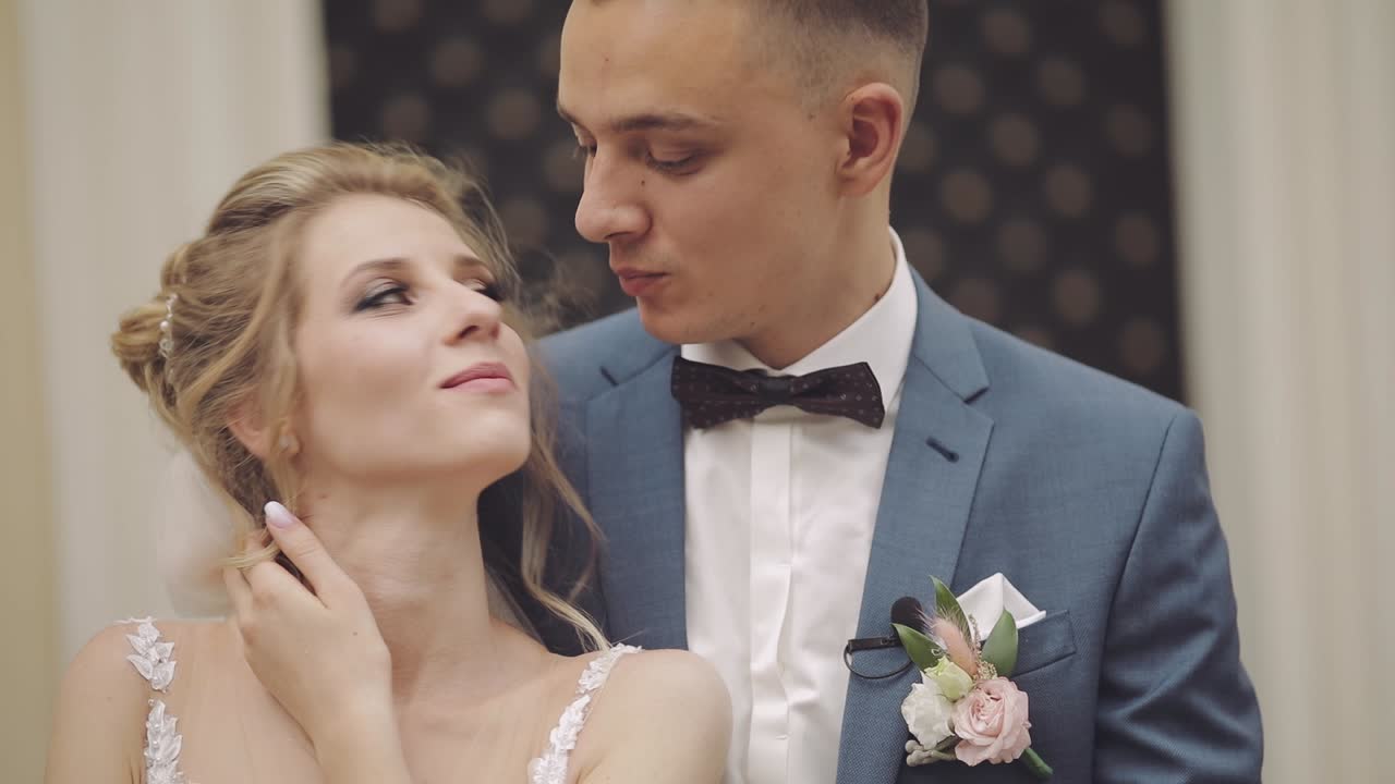 una pareja de bodas, un novio y una novia encantadores, una familia feliz, un hombre y una mujer enamorados.