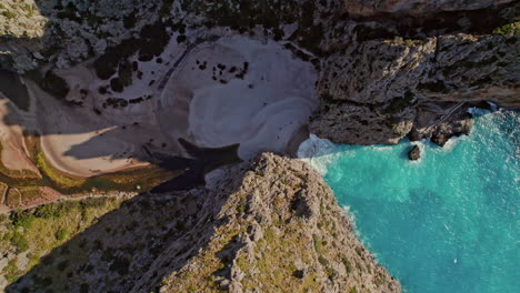 vista desde arriba de la playa de sa calobra escondida dentro de acantilados en mallorca, españa