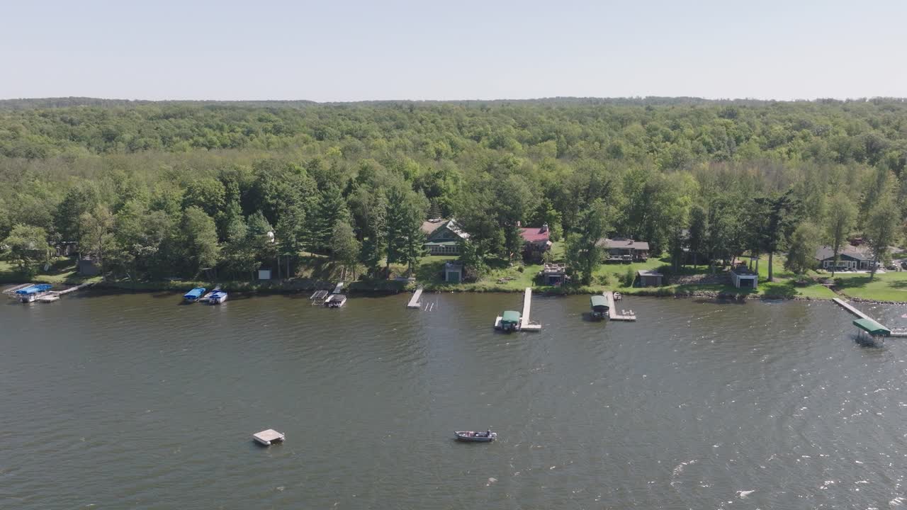 위스콘신 주 빅 라운드 레이크 (big round lake) 의 매력적인 오두막, 도크, 그리고 울창한 주변을 보여주는 드론 영상입니다.