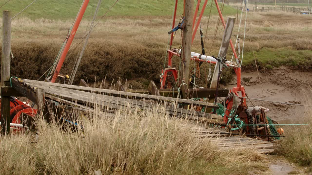 старый сломанный причал для лодок на реке стейпинг, гибралтарская точка