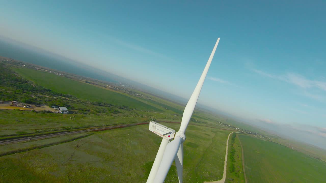 vistas aéreas de paisajes rurales con turbinas eólicas