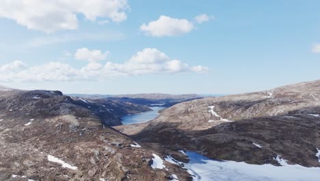 lago di pålvatnet e montagne durante il giorno in norvegia - foto aerea