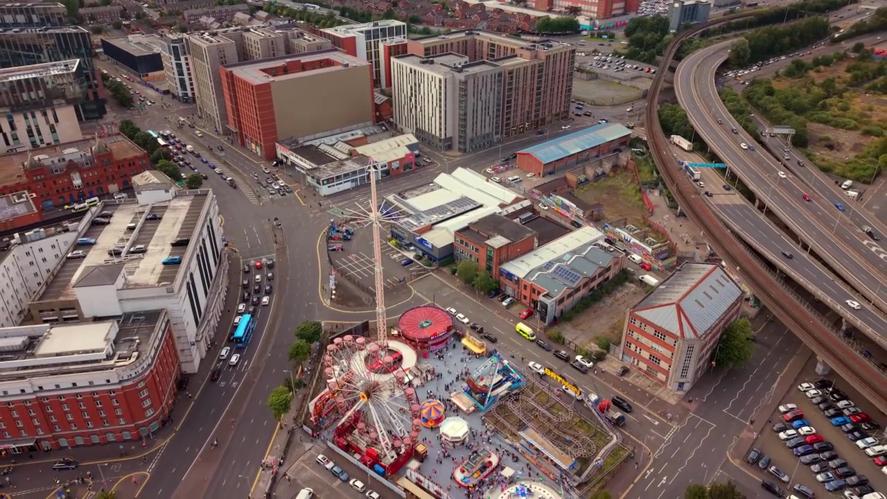 Comhaltas Fleadh Cheoil na hÉireann, Fleadh Belfast 2026'daki lunaparkın geriye doğru oynatılan 4K 50FPS havadan çekim videosu. Rec709 renk kullanılarak hazırlandı.