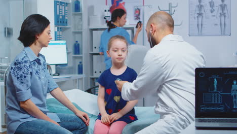 niña pequeña haciendo un chequeo médico.