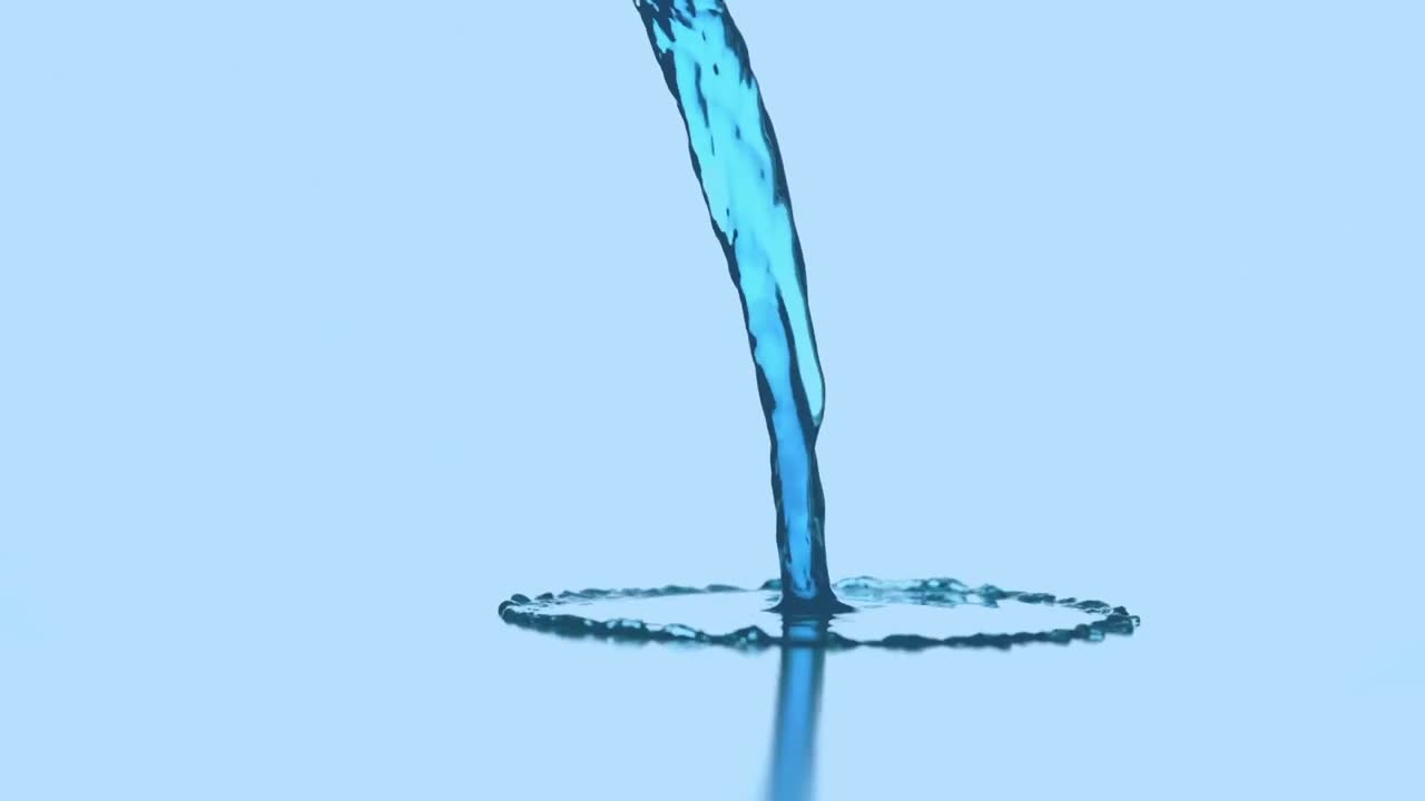 파란색 표면에  ⁇ 는 파란색 액체의 애니메이션