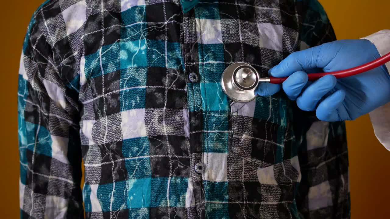 의사 가 스테토스코프 로 환자 의 가 을 검사 하고 있다