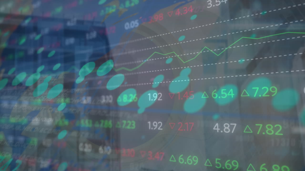 animación del procesamiento de datos del mercado de valores sobre el mapa del mundo contra edificios altos