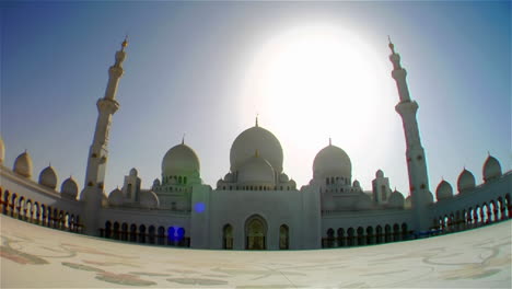 Inclinación-De-Ojo-De-Pez-Para-Revelar-La-Hermosa-Mezquita-Sheikh-Zayed-En-Abu-Dhabi,-Emiratos-Árabes-Unidos