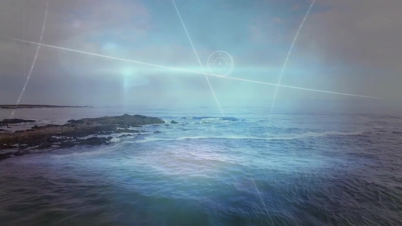 Havet kruser, mens teknologi overlejres med glødende linjer og ringe, der fremhæver horisonten.