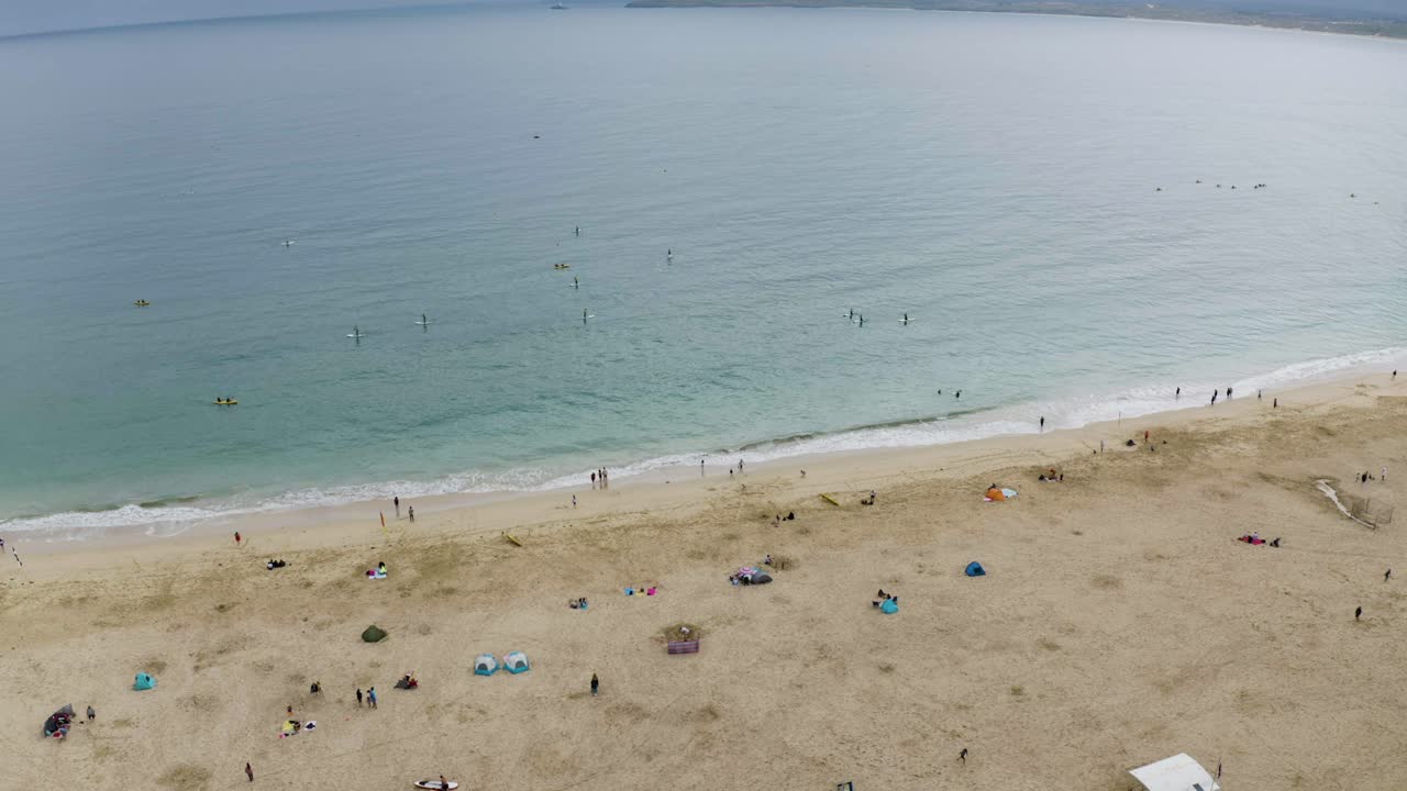 영국 콘월주 세인트이브스의 해변에서 즐거운 시간을 보내는 사람들의 공중 전망 - 드론 샷