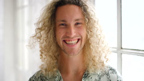 Closeup-portrait-of-a-happy-man-laughing