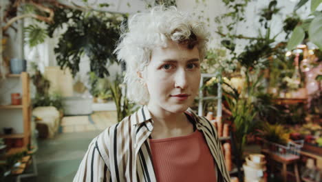 retrato de una mujer joven en una tienda de flores