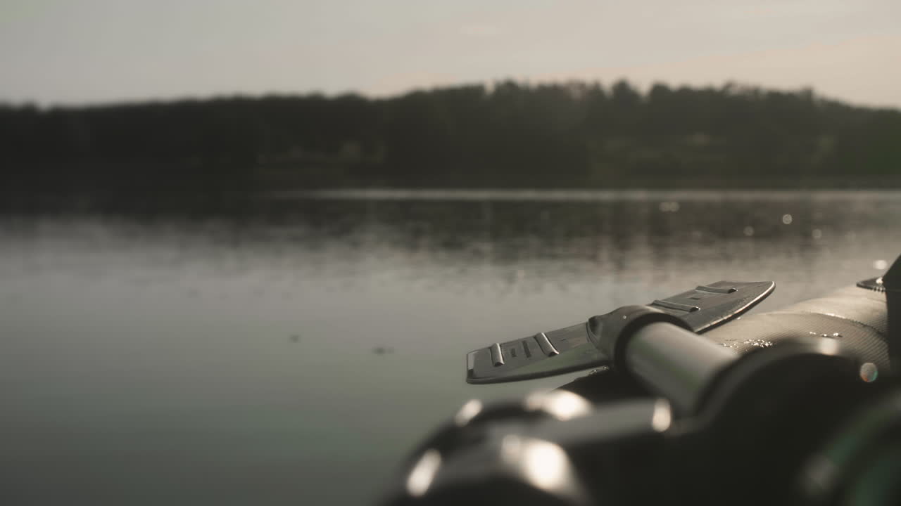 Barca che galleggia sul lago al tramonto, slow motion.