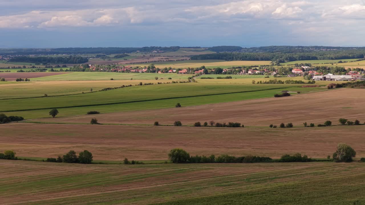 Landschap met velden en dorpen. De zomer is de tijd van oogst en binnenhalen. Kale velden vanuit een luchtfoto en dorpen op de achtergrond