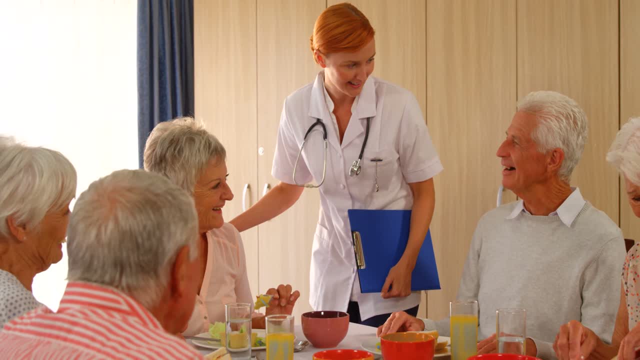 의사 가 노인 들 과 대화 하는 것