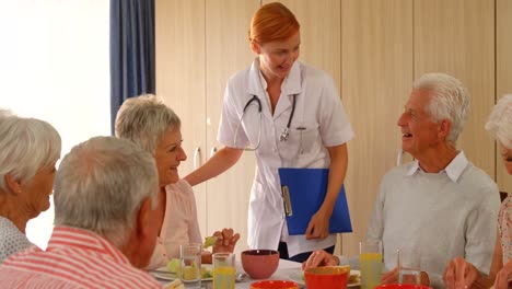 el médico hablando con personas mayores.