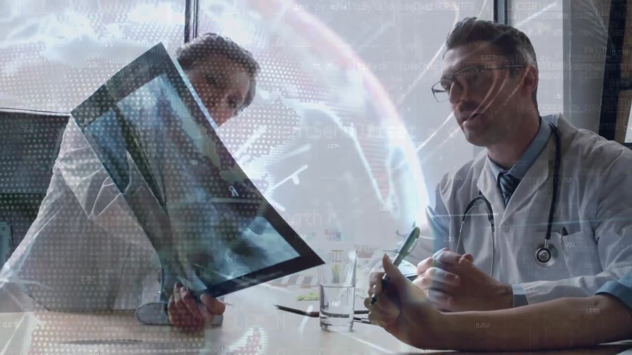 animación de un globo giratorio sobre médicos caucásicos masculinos y femeninos examinando rayos x en el hospital