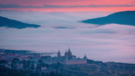 Kloster-El-Escorial-Bei-Sonnenaufgang-Und-Wolkenmeer-Im-Zeitraffer