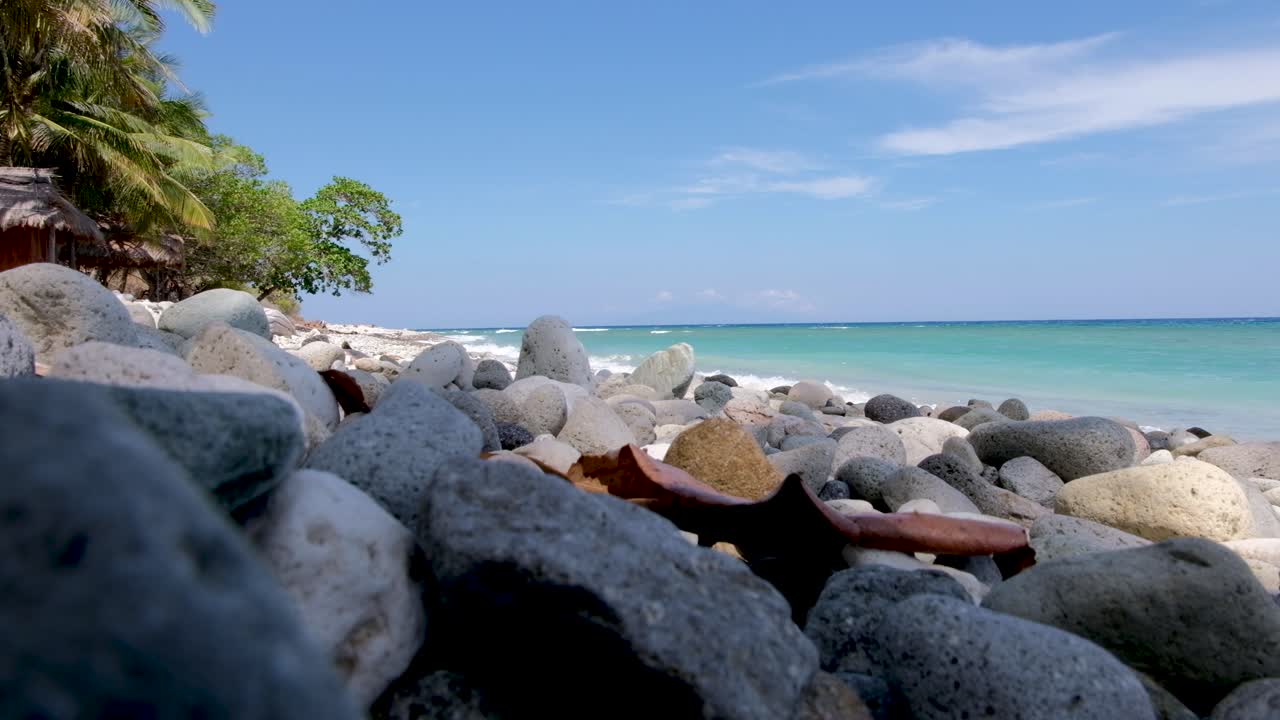 Ilha tropical exótica remota e deslumbrante, com cabana de praia e praia de seixos com oceano turquesa, destino perfeito para uma escapadela privada e isolada, Ilha de Ataúro em Timor-Leste, Sudeste Asiático