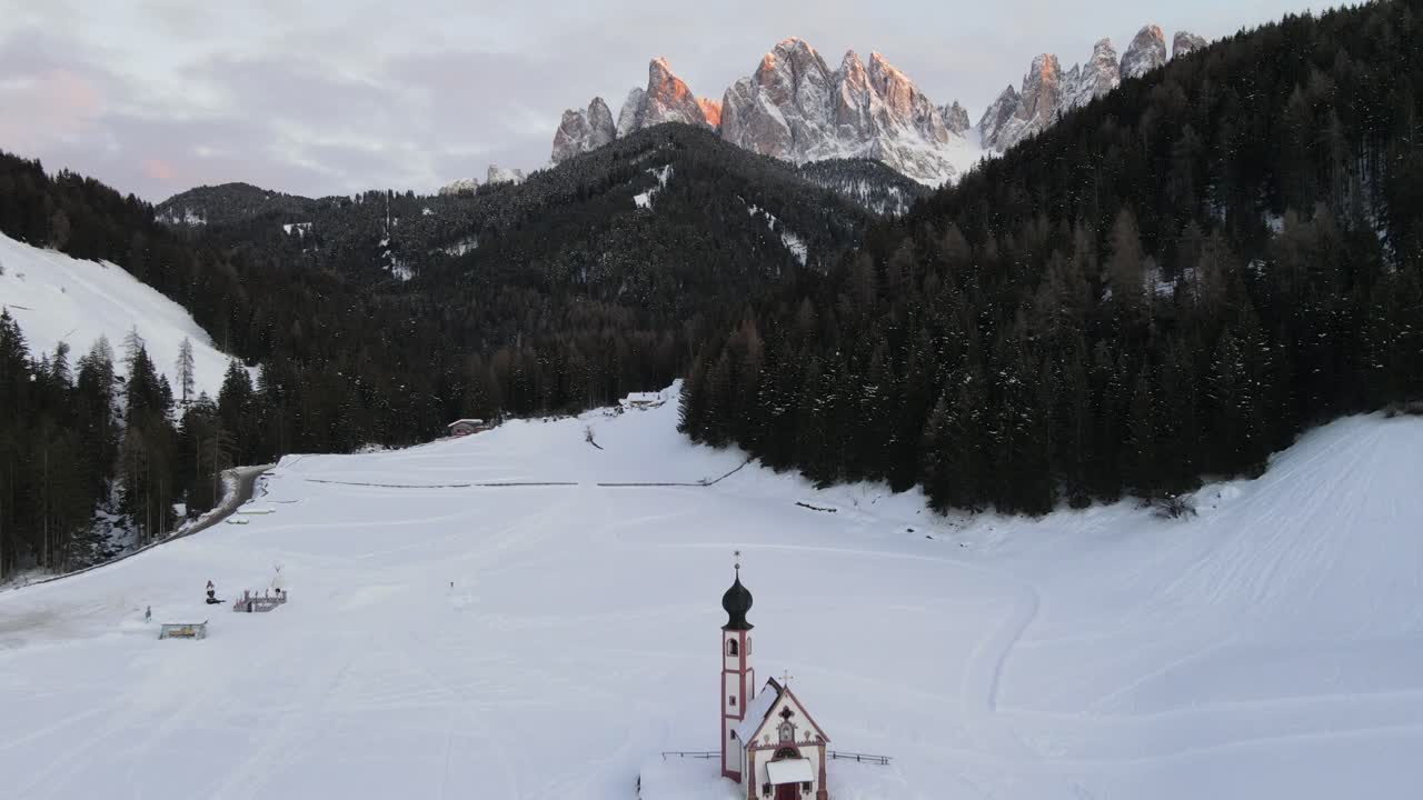 drone cinematográfico al atardecer filmado en los dolomitas, st