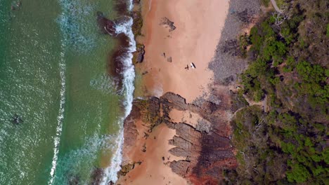 Vista-De-Arriba-Hacia-Abajo-De-La-Pintoresca-Playa-En-Noosa-Heads,-Queensland,-Australia-En-Verano---Disparo-De-Drones