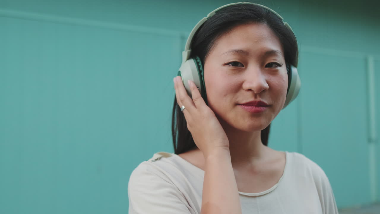 mujer escuchando música con auriculares