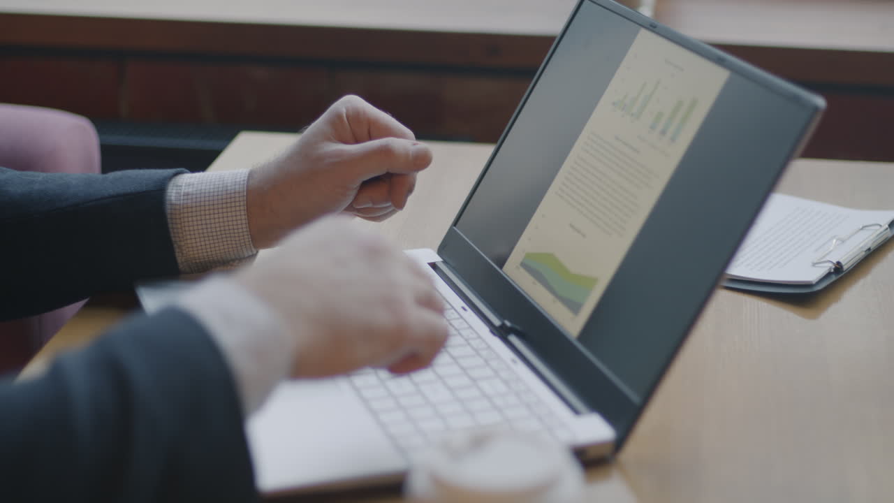 hombre de negocios trabajando en una computadora portátil