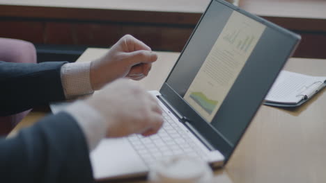 hombre de negocios trabajando en una computadora portátil