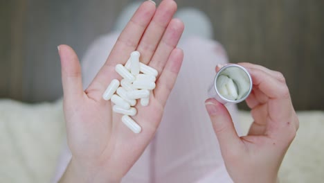 mujer tomando pastillas