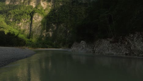 Drone-Volando-A-Baja-Altitud-Sobre-La-Superficie-Del-Agua-Del-Río-Muchas-Aguas,-San-Cristobal-En-República-Dominicana