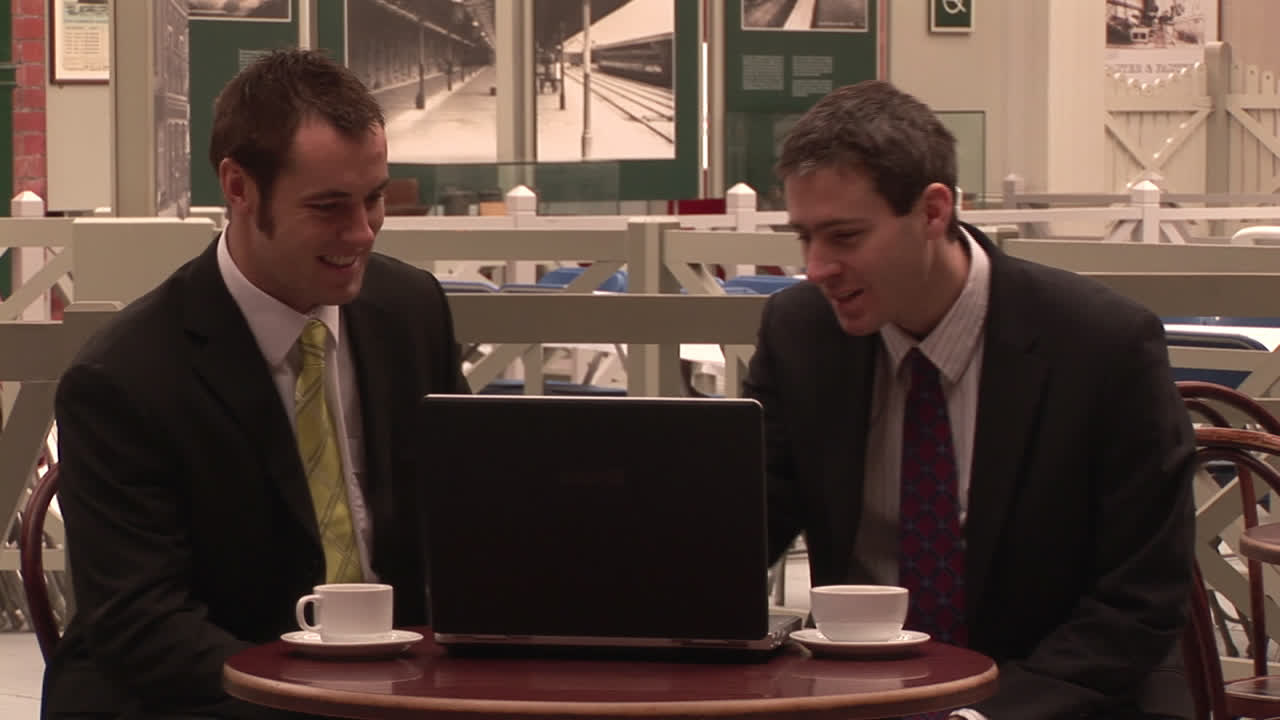 두 사업가 가 회담 을 하고 있다