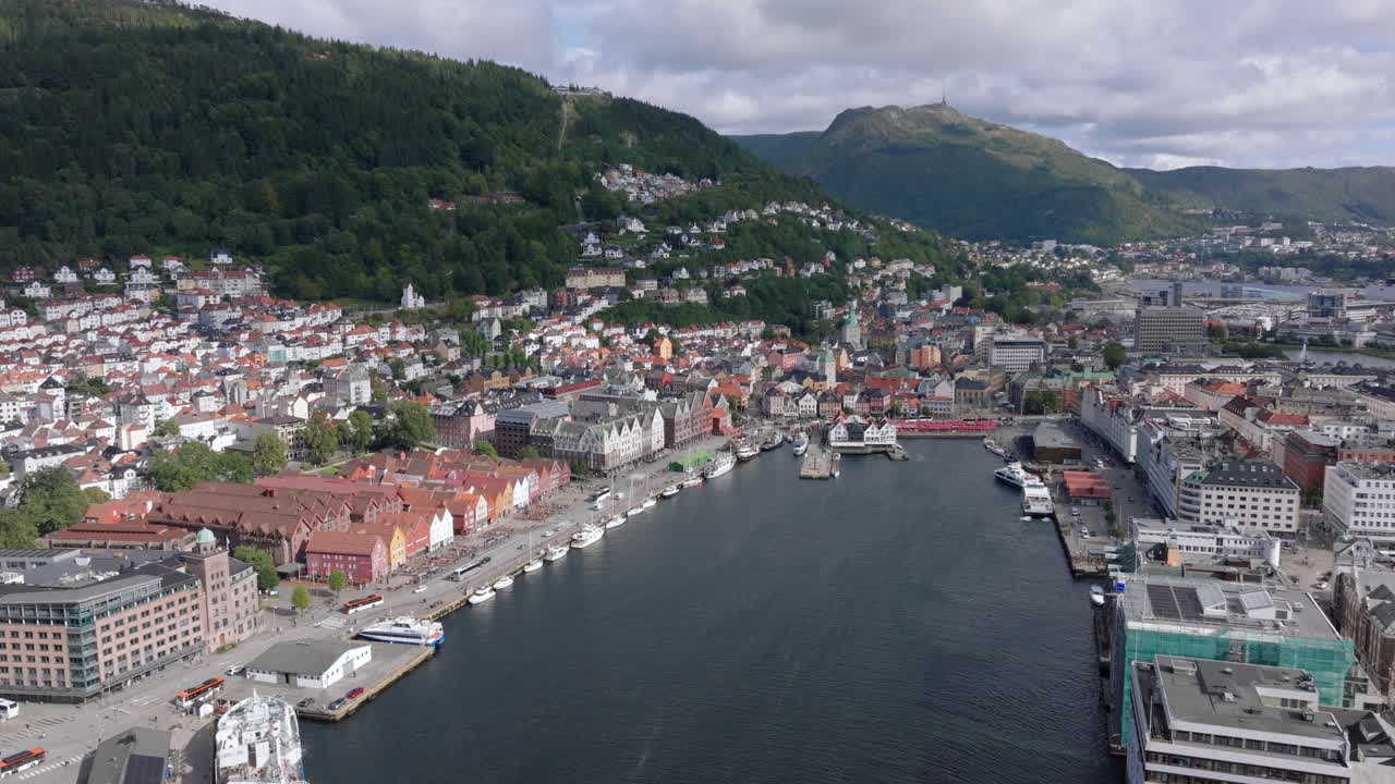 Clip panoramica con drone degli edifici colorati in legno di Bryggen che costeggiano il porto a Bergen, in Norvegia