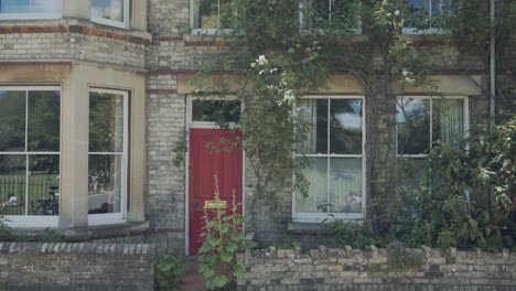 Hermosa-Entrada-De-Una-Casa-Típica-En-La-Ciudad-De-Cambridge,-Inglaterra