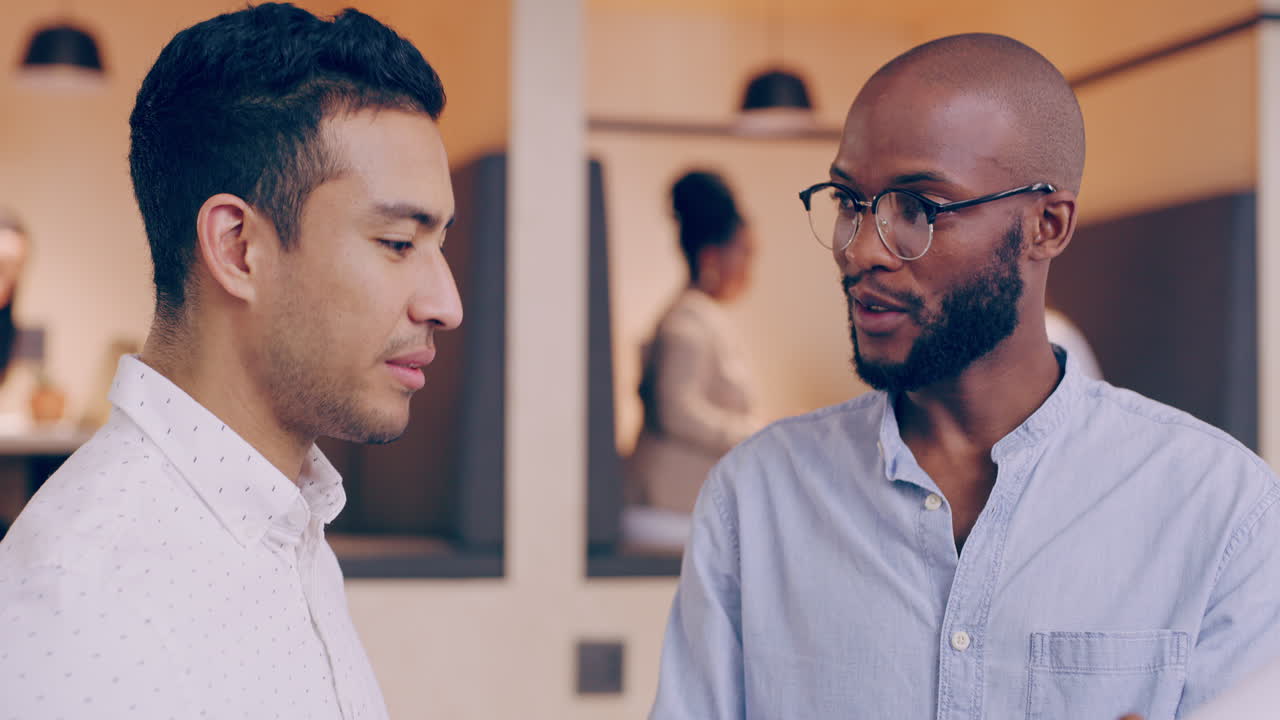 documentos, papeleo y gente de negocios de la oficina