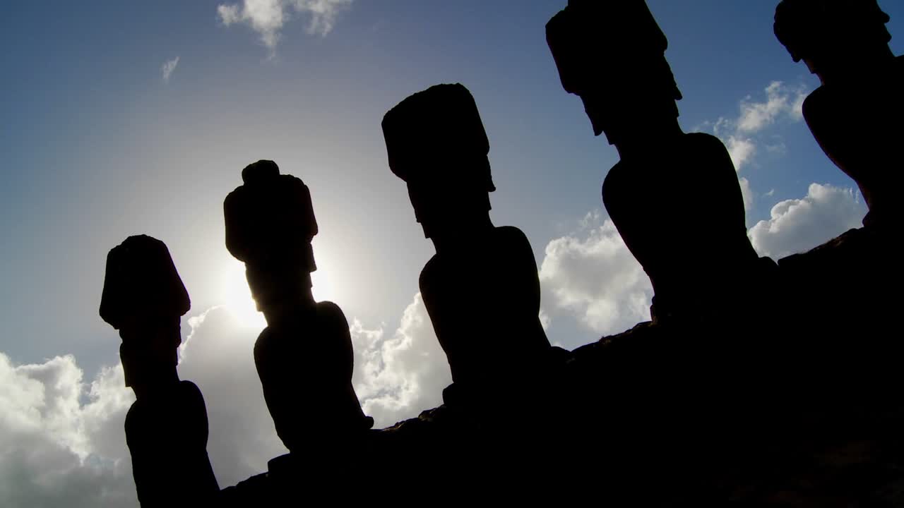 이스터 섬 조각상은 하늘을 배경으로 실루엣입니다.