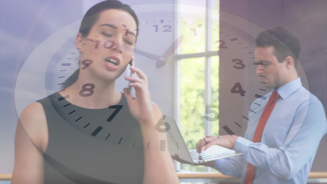 Mujer hablando por teléfono, con un reloj superpuesto que indica una fecha límite de trabajo y un compañero escribiendo en un portátil