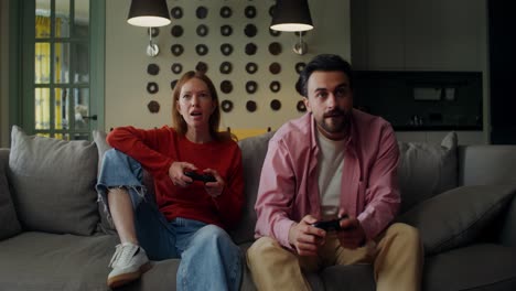 pareja jugando videojuegos en casa