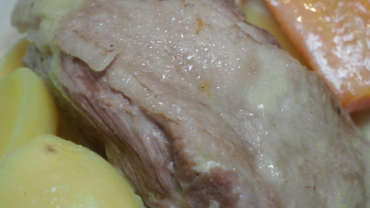 Close-up de Carne Cozida com Batatas e Cenouras
