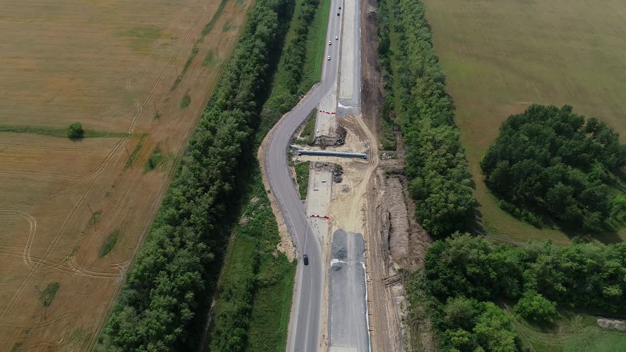 vista aérea de una intersección de tráfico en construcción. autopistas de transporte. cruce de carreteras en construcción. conexión de transporte. vista superior de la autopista en un día soleado. logística