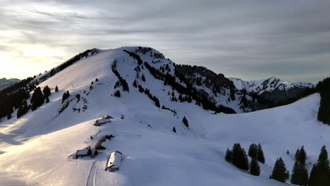 El-Crepúsculo-Baña-La-Montaña-Gulmen,-El-Mirador-Vorderere-Höhi,-Suiza-Con-Una-Luz-Suave,-Laderas-Cubiertas-De-Nieve