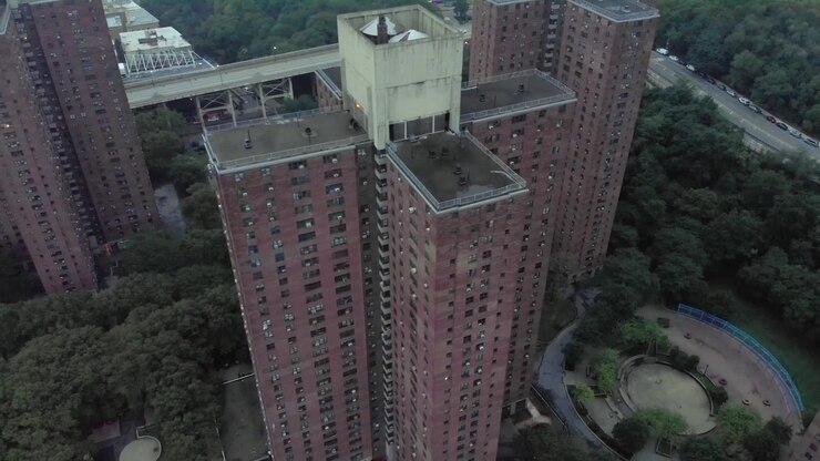 Sobrevoo de drone pelos conjuntos habitacionais do Harlem, Nova York, ao nascer do sol nebuloso, em 4K.