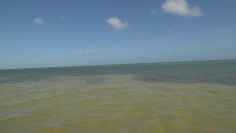 Key-West-Im-Klaren-Wasser-Des-Ozeans,-Blauer-Himmel